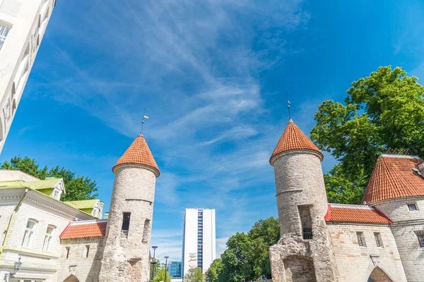 TALLINN, ESTÔNIA - JULHO 15, 2017: Ruas da cidade e arco medieval — Fotografia de Stock