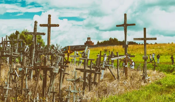 SIAULIAI, LITUÂNIA - JULHO 9, 2017: Visita de turistas e peregrinos — Fotografia de Stock