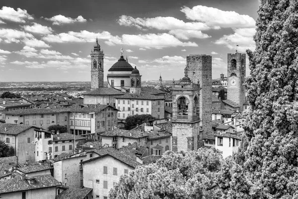 Bergamo Alta cityscape, İtalya güzel havadan görünümü — Stok fotoğraf