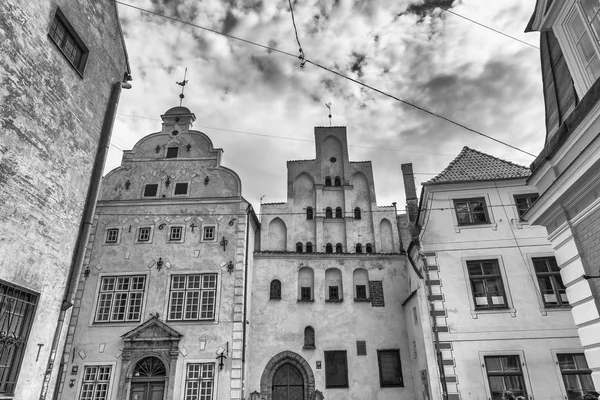 Hermosos edificios medievales de Riga, Letonia. Los tres hermanos — Foto de Stock