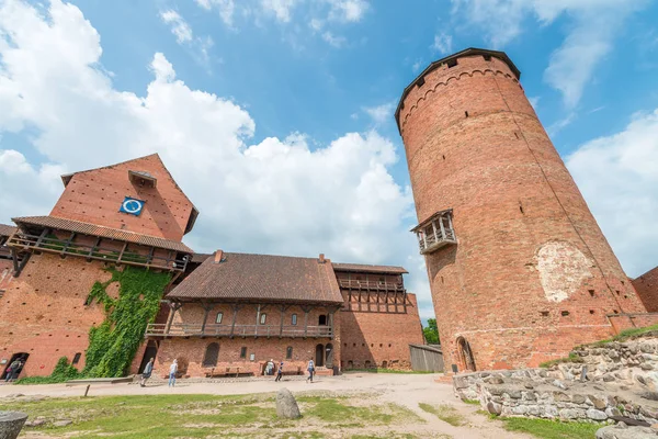 Turaida, Letonya - 12 Temmuz 2017: Turist Turaida kale ziyaret edin. 