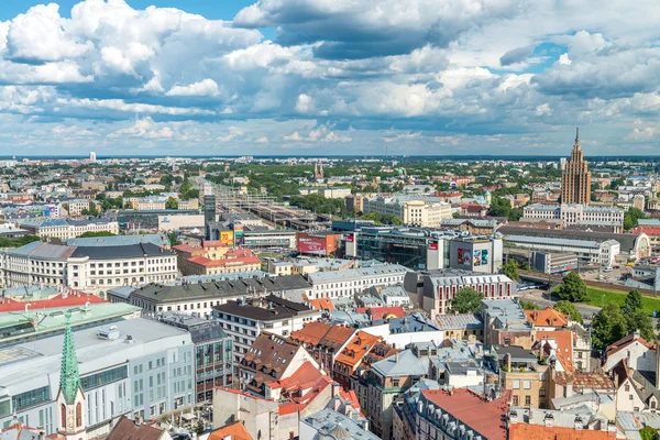 RIGA, LATVIA - 7 de julho de 2017: Vista panorâmica da cidade aérea. Riga em — Fotografia de Stock