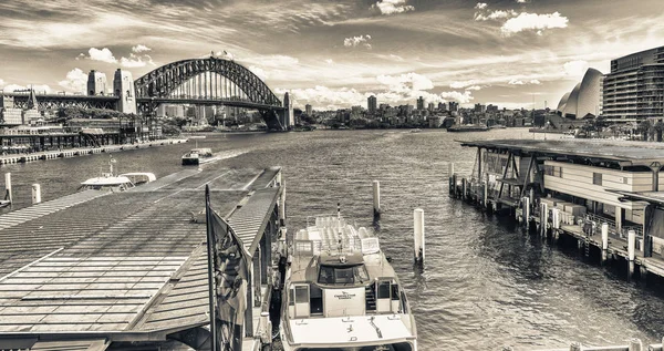 SYDNEY - OCTUBRE 2015: Sydney Harbour Bridge. Sydney atrae a 20 —  Fotos de Stock