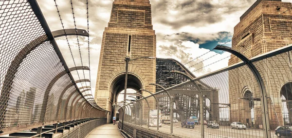 Trafikk langs Sydney Harbour Bridge – stockfoto