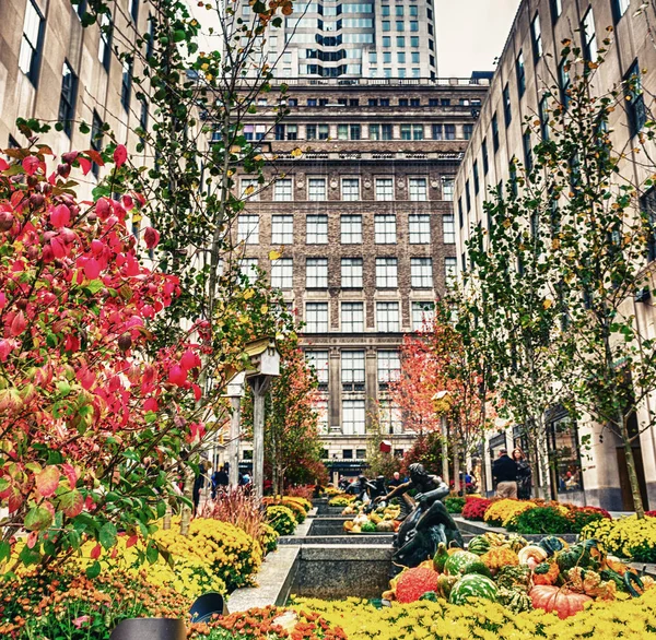 NEW YORK CITY - 24 OTTOBRE 2015: Piccole statue in fontana comp — Foto Stock