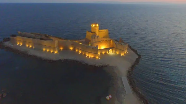 Solnedgången Flygfoto över Fortezza aragonesiska, Kalabrien, Italien — Stockfoto