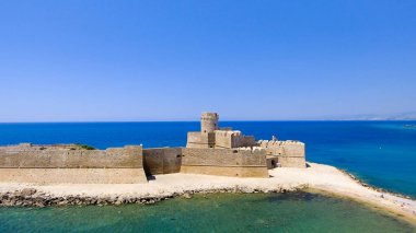 Fortezza Aragonca, Calabria, İtalya'nın havadan görünümü