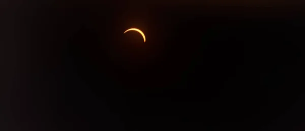 Повне сонячне затемнення переходить до розділення — стокове фото