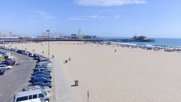 Santa Monica pier a parkování z hlediska vysoké — Stock fotografie