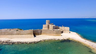 Fortezza Aragonca, Calabria, İtalya'nın havadan görünümü