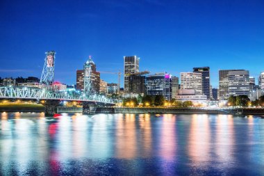 Portland, Oregon. Şehir manzarası güzel yaz gecesi