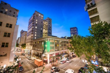 Portland ya da - 19 Ağustos 2017: Şehir manzarası güzel bir su üzerinde