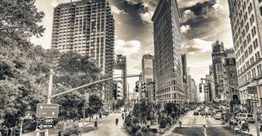 New York City - 15 Haziran 2013: Sokak görünümü Flatiron Binası.