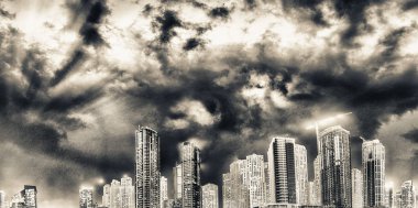 Dubai Yat Limanı gökdelenler yansımaları gün batımında, Birleşik Arap Emirlikleri