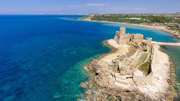 Fortezza Aragonca, Calabria, İtalya'nın havadan görünümü
