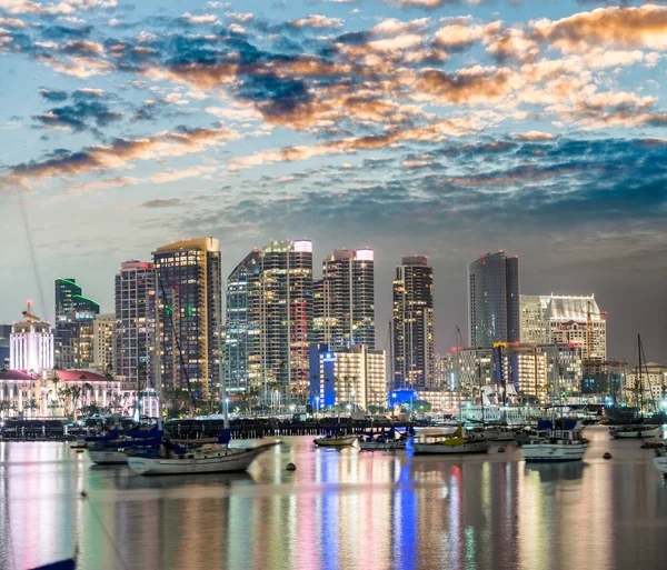 San Diego, California. Vista nocturna de los edificios del centro con agua — Foto de Stock