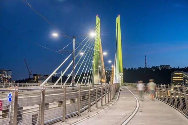 Tilikum Crossing em Portland, OR. Vista noturna com pessoas em movimento — Fotografia de Stock