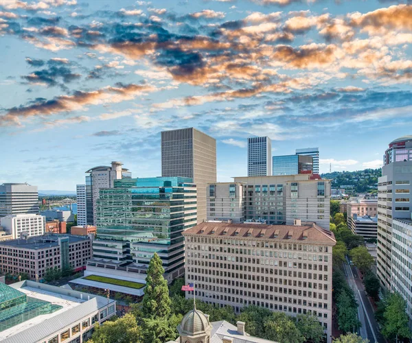 Luftaufnahme der Skyline von Portland an einem schönen sonnigen Tag oder — Stockfoto