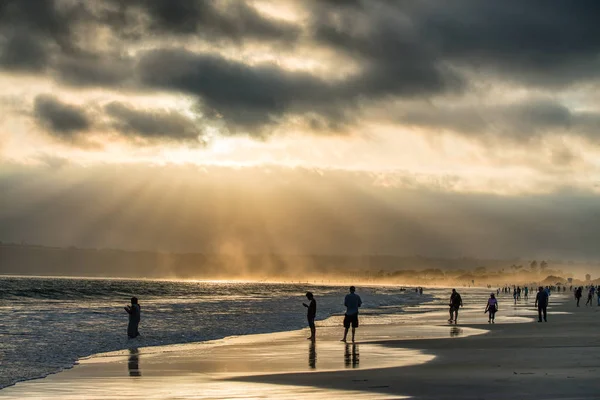 Люди с подсветкой на пляже на закате, Сан-Диего — стоковое фото