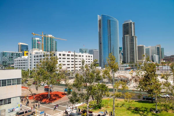 San Diego, Ca - 30 juli 2017: Weergave van Downtown gebouwen op een b — Stockfoto