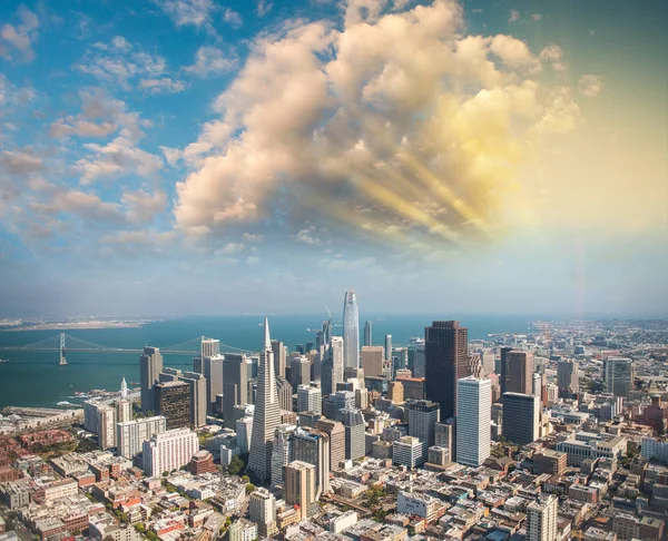 Helikopter, C Downtown San Francisco manzarası havadan görünümü — Stok fotoğraf