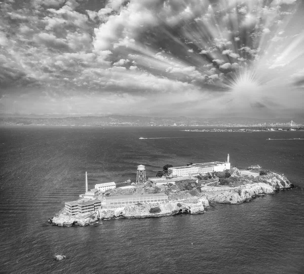 Antenowe helikopter wgląd Alcatraz wyspa, San Francisco — Zdjęcie stockowe