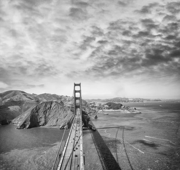 Overhead view of Golden Gate Bridge from helicopter, San Francis — Stock Photo, Image