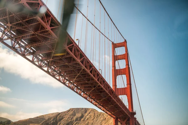 Пройдя под мостом Золотые Ворота с вертолетом, Сан-Франциск — стоковое фото