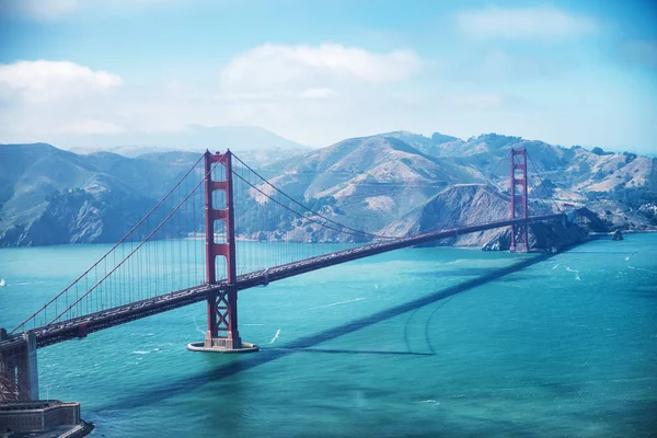 Повітряний вид на міст Золоті ворота Сан-Франциско з вертольота — стокове фото