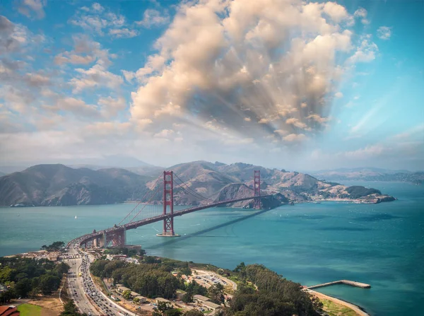 Вид с вертолета на мост Золотые ворота Сан-Франциско с воздуха — стоковое фото