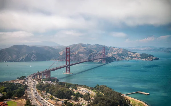 Вид с вертолета на мост Золотые ворота Сан-Франциско с воздуха — стоковое фото