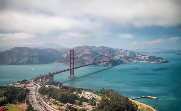 Légi felvétel a San Francisco Golden Gate hídról helikopterről — Stock Fotó