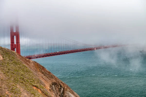 San Francisco Golden Gate Bridge gehuld door mist — Stockfoto