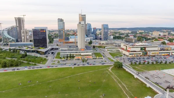 Wilno, Litwa - 20 lipca 2017: Aerial gród. Vilnius hotelu — Zdjęcie stockowe