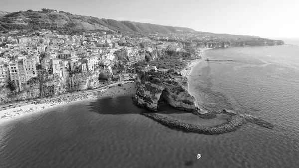 Niesamowity widok z lotu ptaka z plaży Tropea Calabria, Włochy — Zdjęcie stockowe