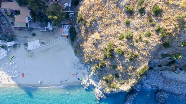 Légi felülnézete gyönyörű strand Calabria, Olaszország — Stock Fotó