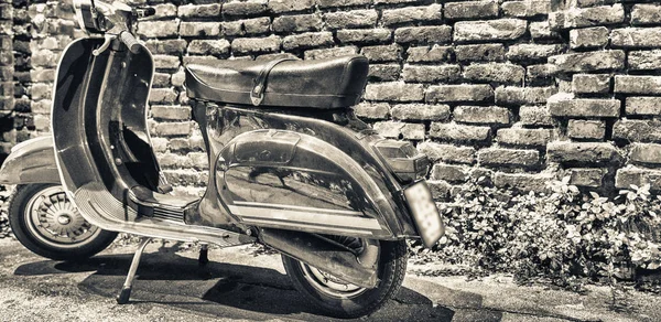 МИЛАНО, ИТАЛИЯ - 25 СЕНТЯБРЯ 2015 г.: Старая Веспа припаркована вдоль Навига — стоковое фото