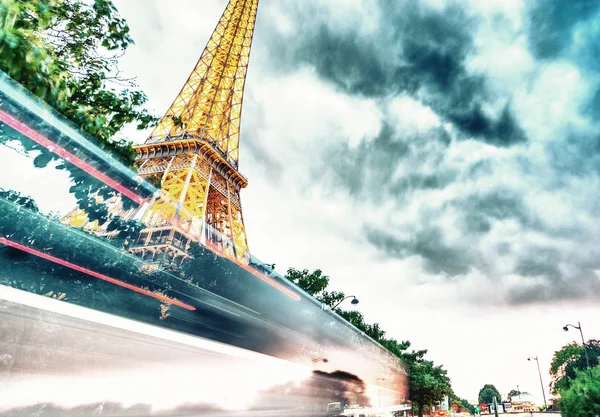 PARIS - MAY 21, 2014: Illuminated Eiffel Tower at dusk. The Eiff — Stock Photo, Image