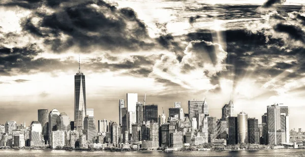 황혼, 뉴에 엘리스 아일랜드에서 맨하탄의 전경 — 스톡 사진