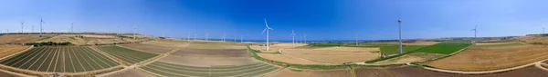 Panoramiczny widok z lotu ptaka rośliny przemysłowe wiatraki — Zdjęcie stockowe