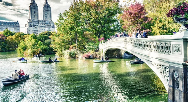 New York City - oktober 2015: Toeristen in Central Park genieten van fol — Stockfoto