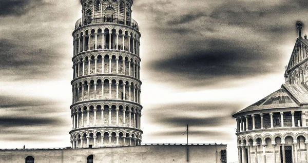 Torre y Catedral de Pisa desde antiguas murallas medievales —  Fotos de Stock
