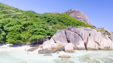 Anse kaynak D'argent La Digue - Seyşeller Isl içinde havadan görünümü