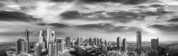 Vista panorâmica aérea em preto e branco do arranha-céu da Marina do Dubai — Fotografia de Stock