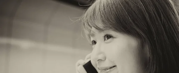 Gyönyörű ázsiai lány telefon fedett beszédet. Üzleti koncepció — Stock Fotó