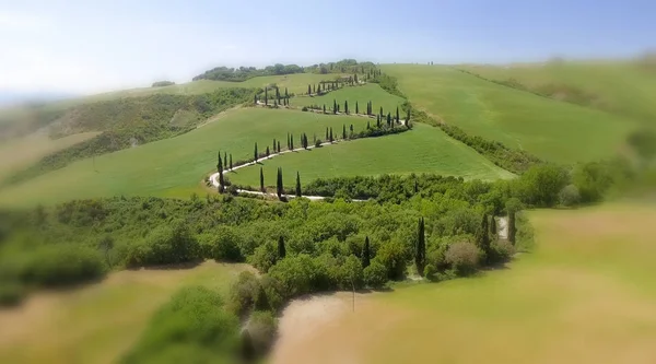 Tuscany kırsal dolambaçlı yol sprin içinde şaşırtıcı havadan görünümü — Stok fotoğraf