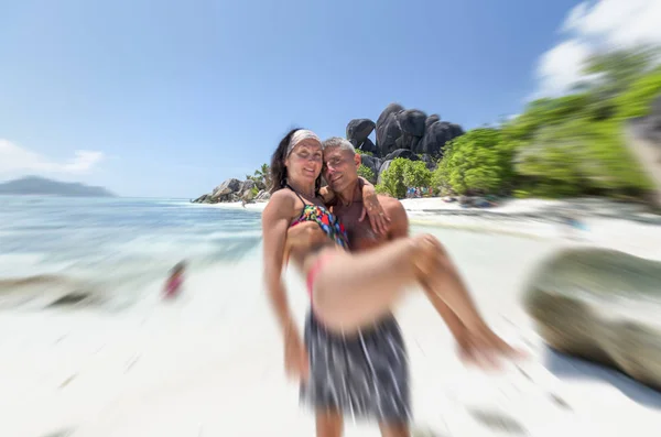 Mann und Frau umarmen sich am Strand, verschwommene Sicht — Stockfoto