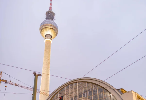 夜幕笼罩在德国柏林亚历山大广场 — 图库照片