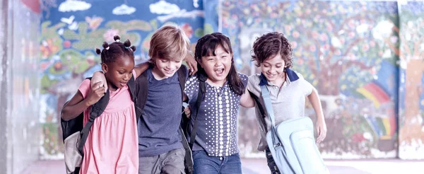 Multi etnische groep kinderen samenspelen. Succes en int — Stockfoto