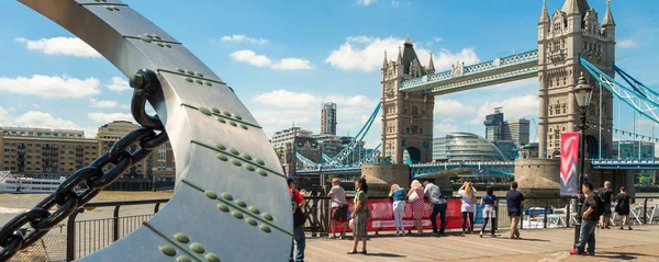 LONDON - 14 IUNIE 2015: Turiști în apropiere de Tower Bridge. Londra este vi — Fotografie, imagine de stoc